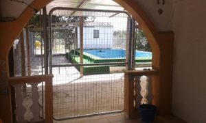 Cerramiento de una piscina comunitaria para la protección de mascotas y niños en Urbanización San Bartolomé (Torreperogil)